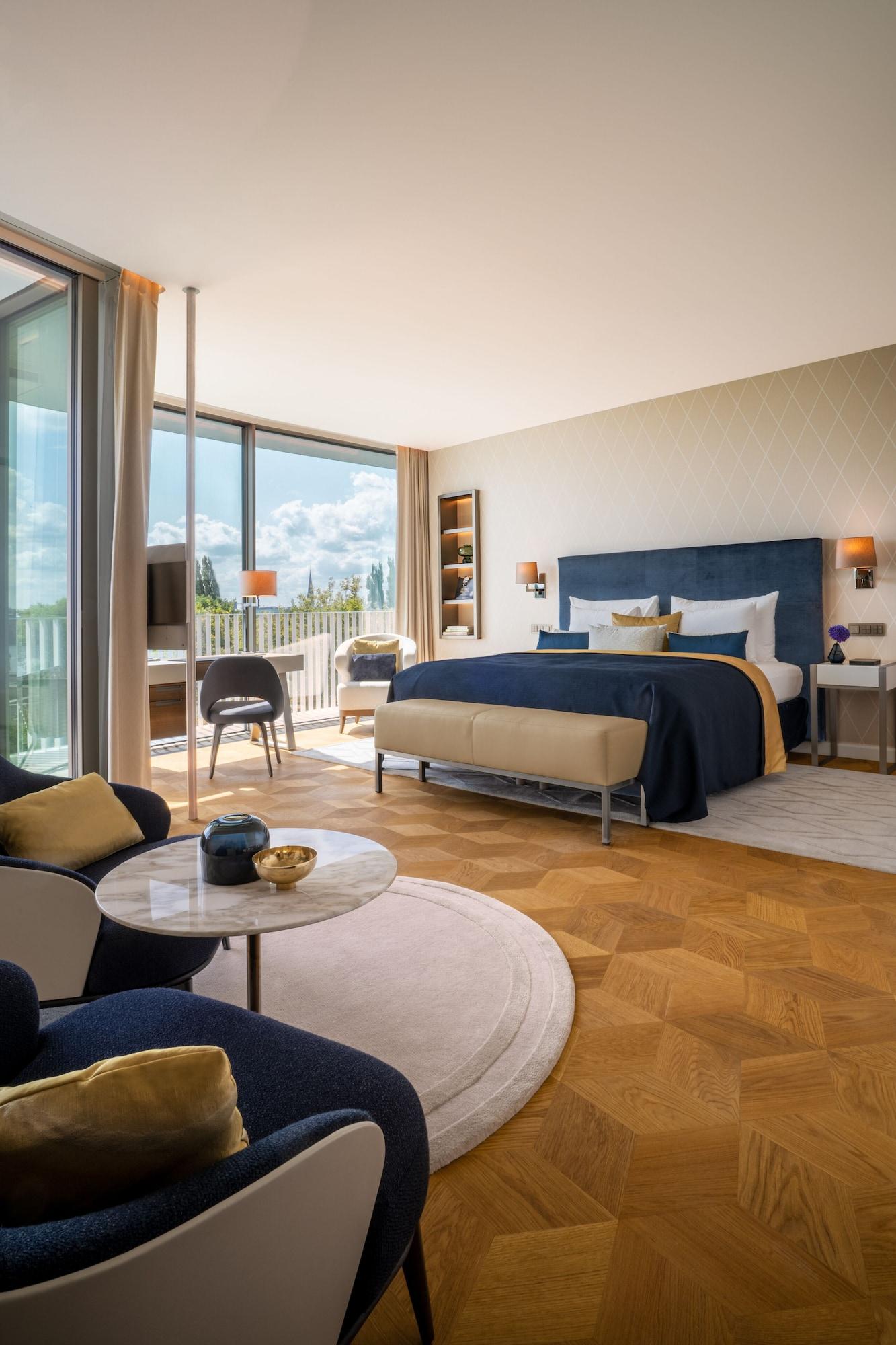 The Fontenay Hamburk Exteriér fotografie A bedroom at the hotel