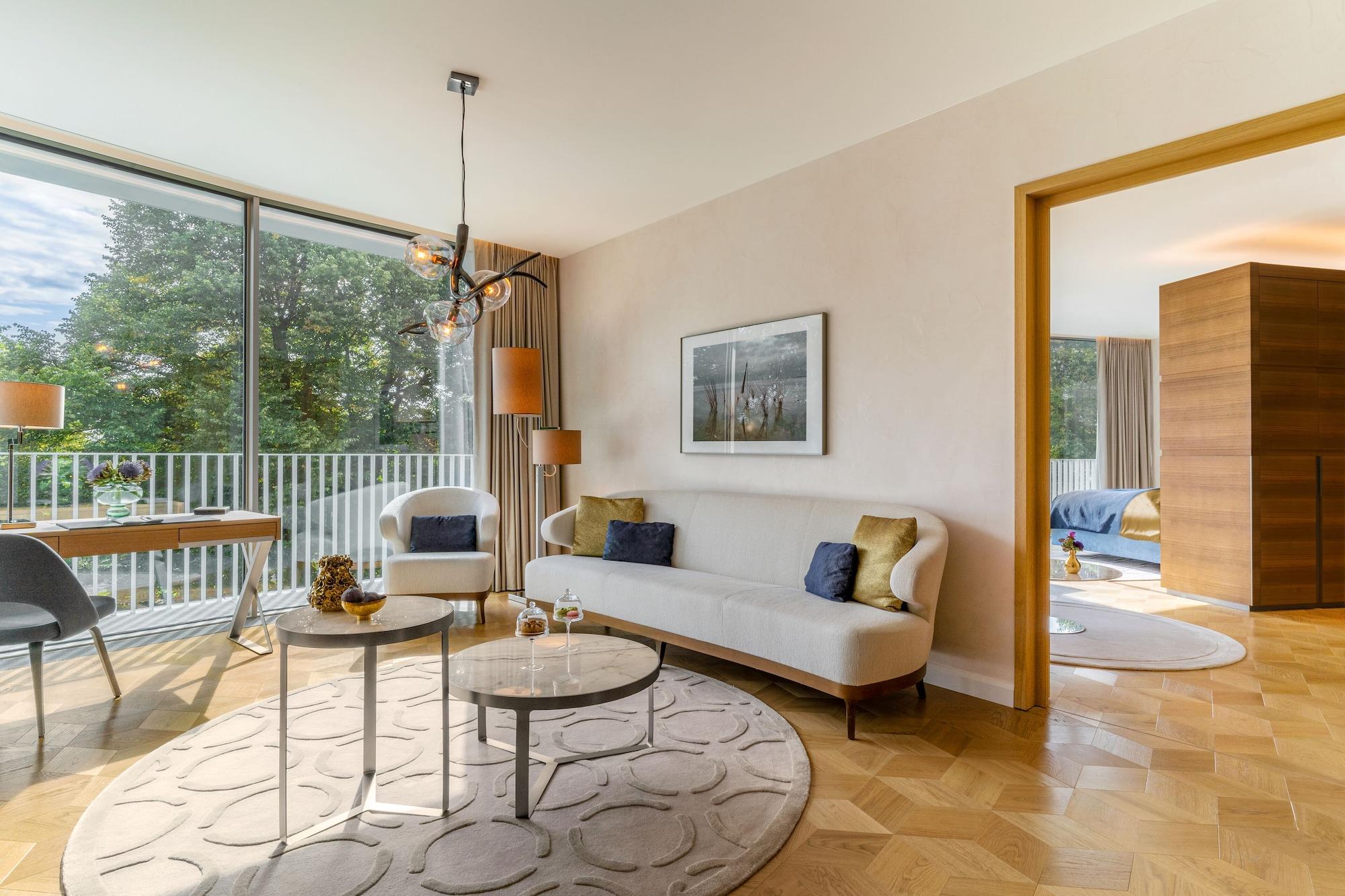 The Fontenay Hamburk Exteriér fotografie A living room at the Mandarin Oriental