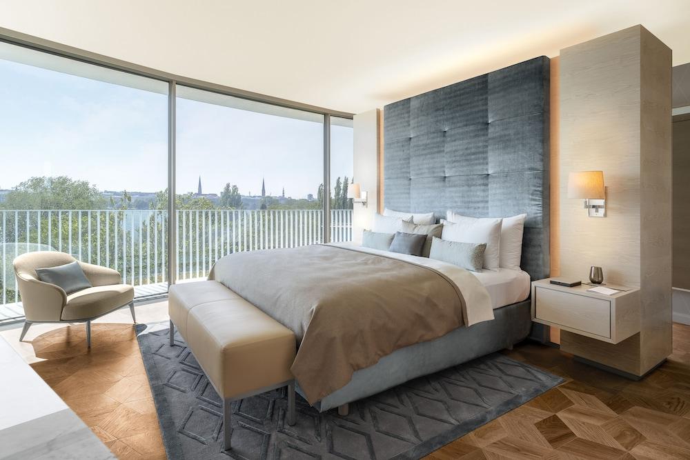 The Fontenay Hamburk Exteriér fotografie A bedroom at The London West Hollywood