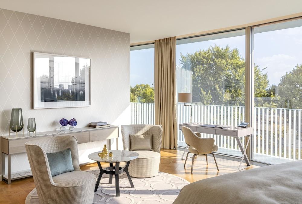 The Fontenay Hamburk Exteriér fotografie A guest room at the West Hollywood hotel