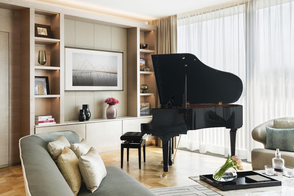 The Fontenay Hamburk Exteriér fotografie A piano in a living room