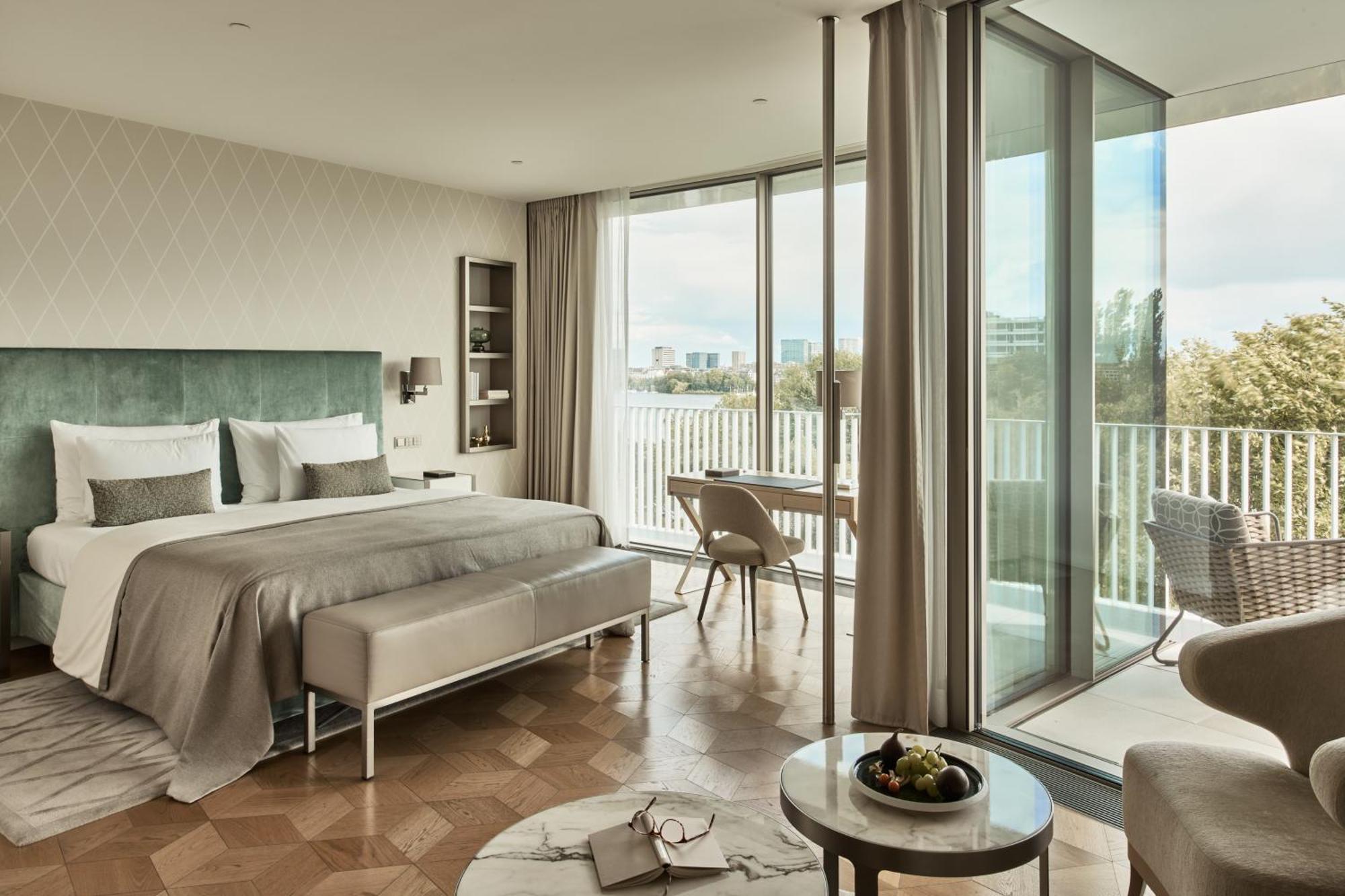 The Fontenay Hamburk Exteriér fotografie A bedroom at the London West End
