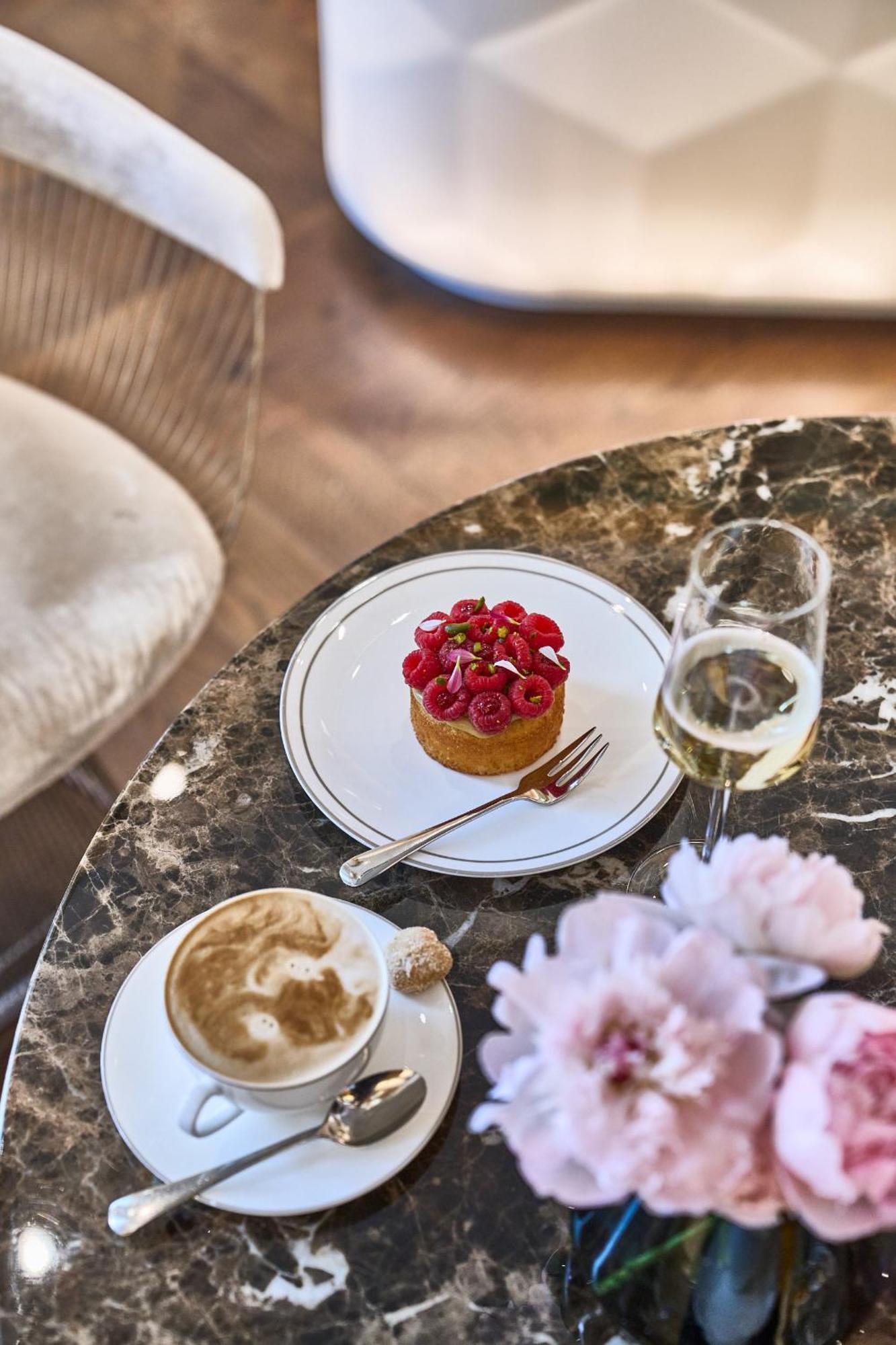 The Fontenay Hamburk Exteriér fotografie A raspberry tart