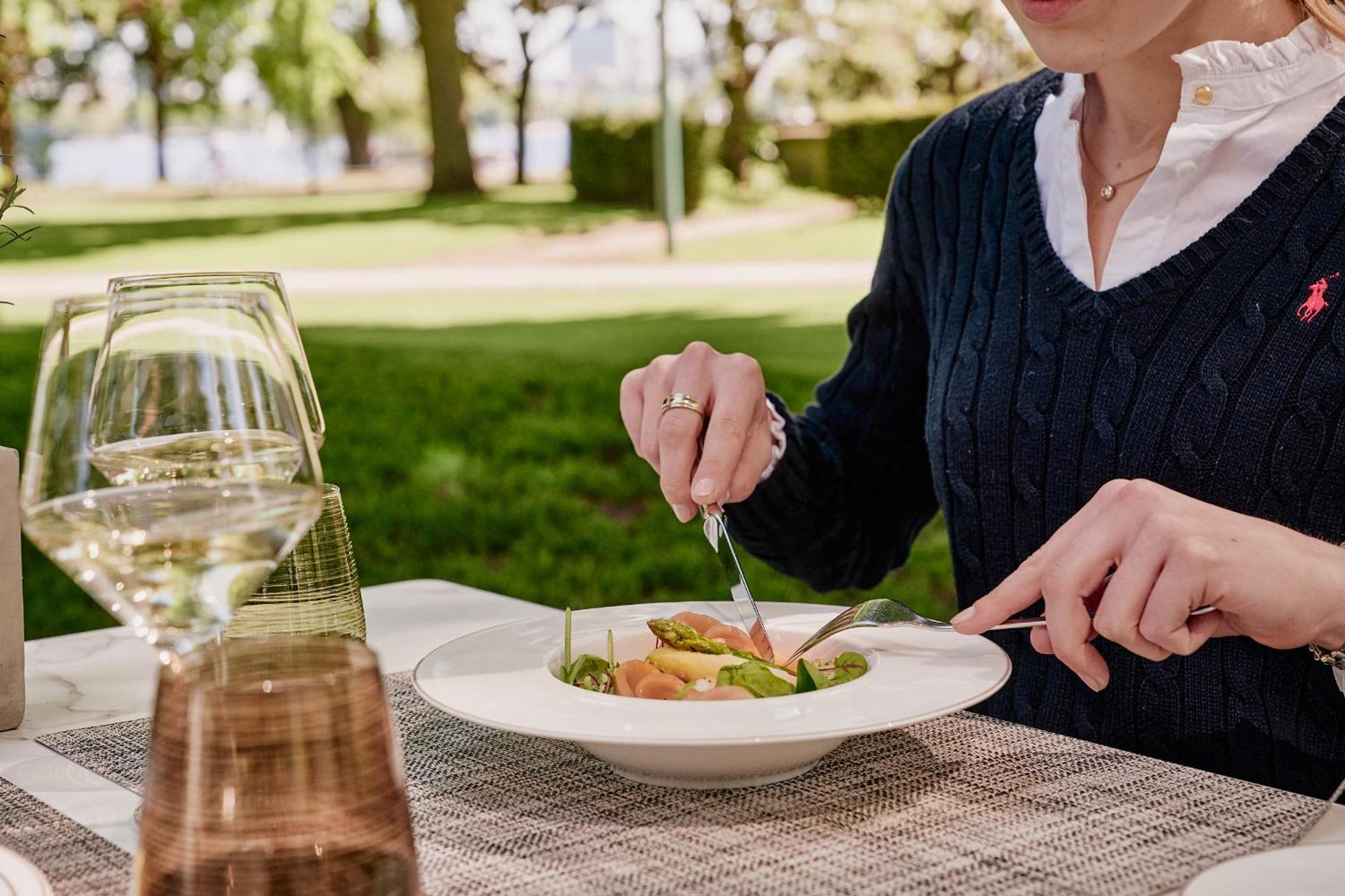 The Fontenay Hamburk Exteriér fotografie A woman eating a salad