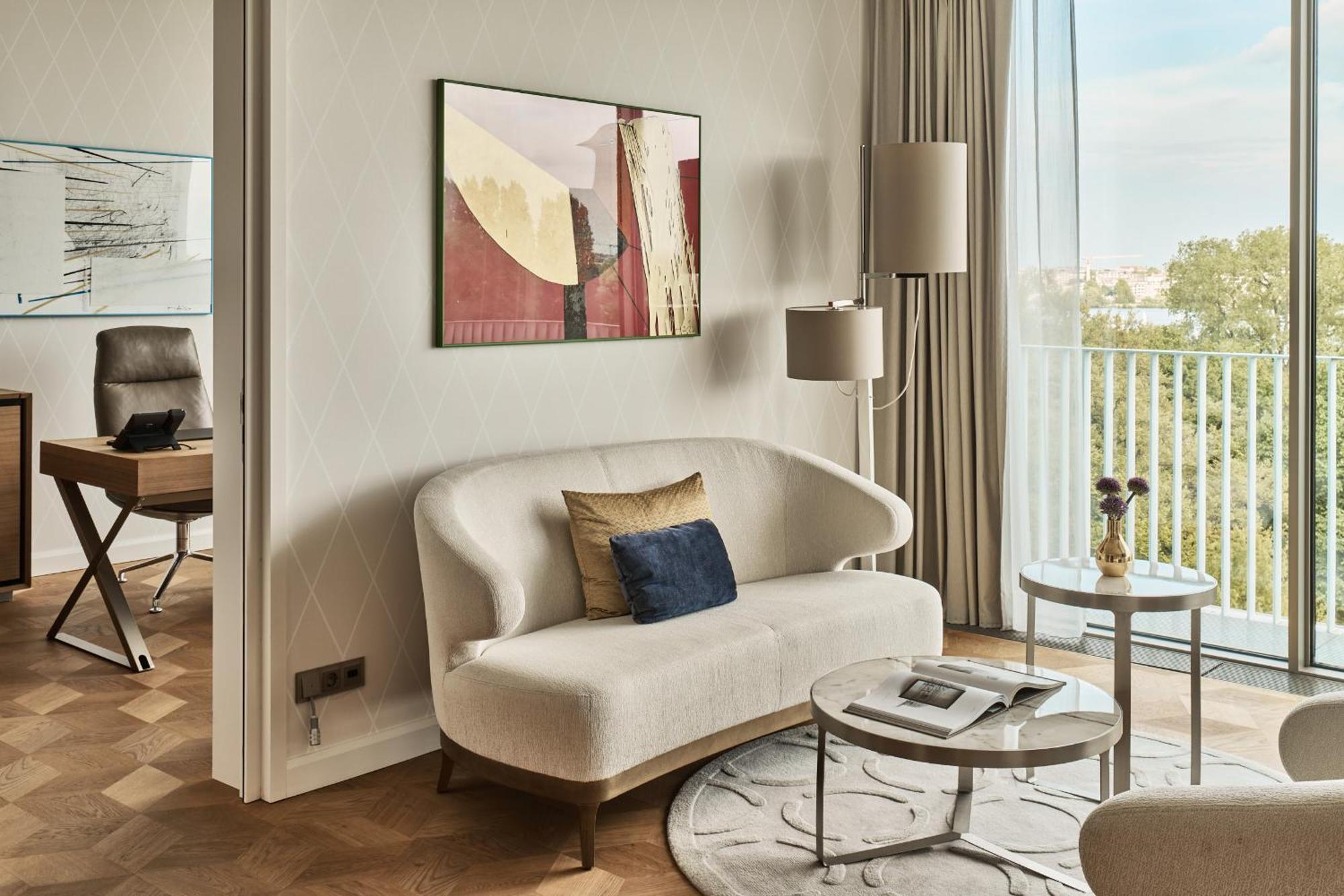 The Fontenay Hamburk Exteriér fotografie A living room in a typical apartment